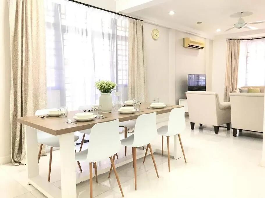 バヤンレパス Family 4Br Landed House @ Spice Arenaヴィラ 0*,